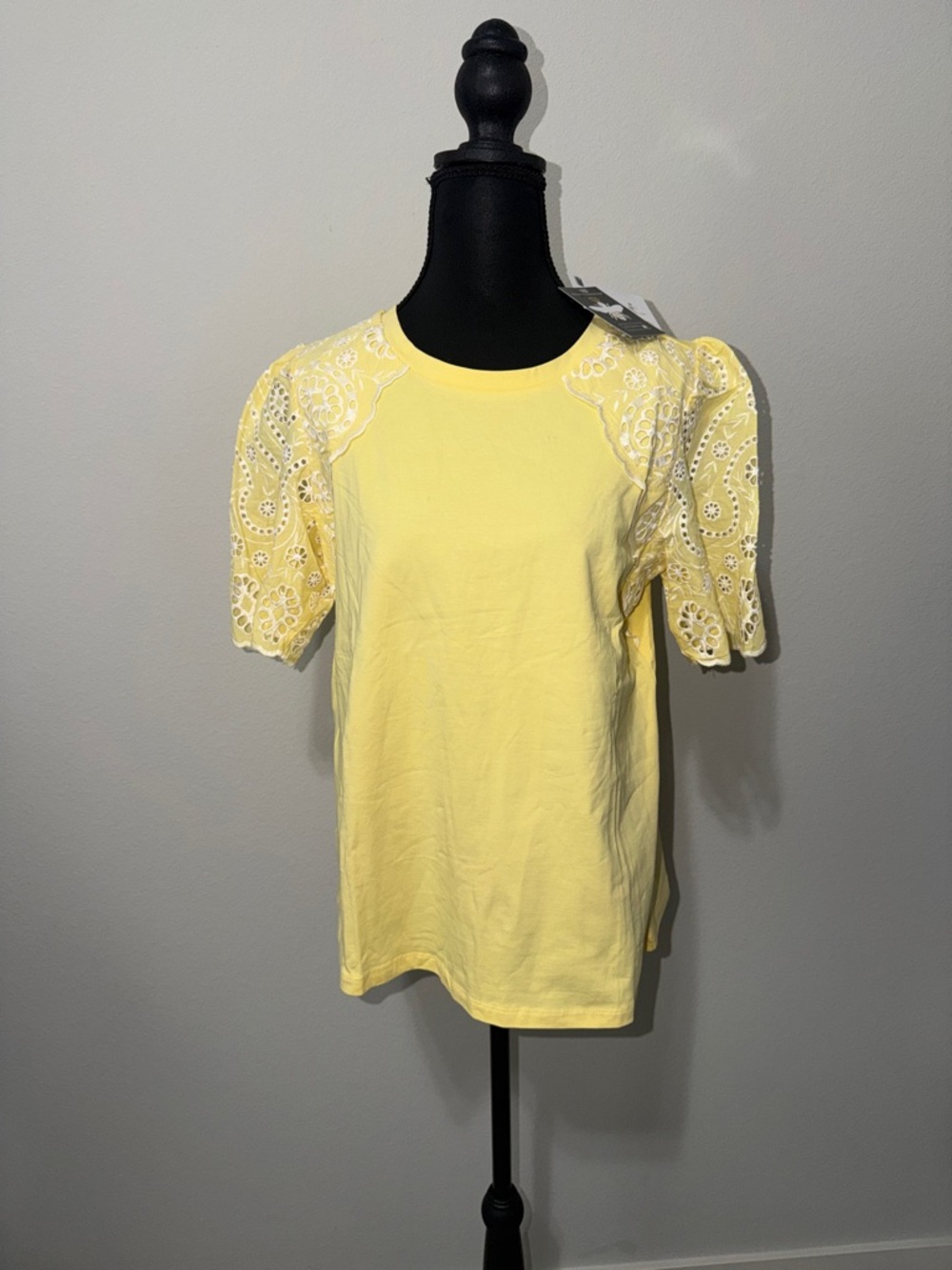 NWT Anthony Original Yellow Eyelet Lace Sleeve Short-Sleeve Tee. Su26